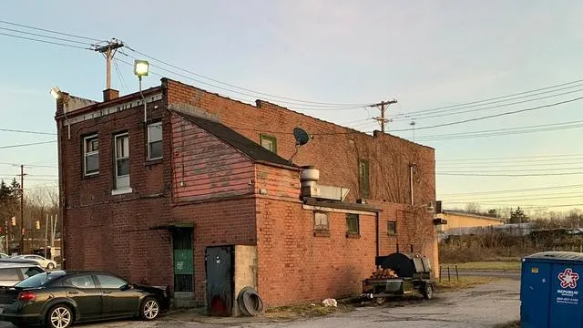 Royal Oaks Bar & Grill